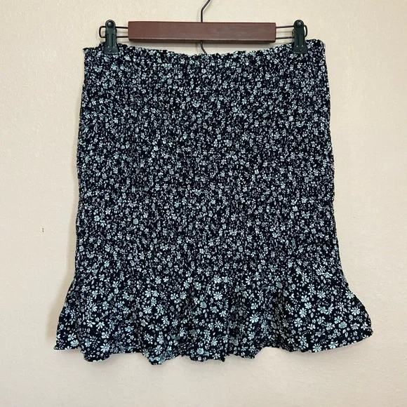 Hollister Top and Skirt Set - Picture 6 of 7